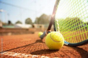Tennis, Tennisschläger und Tennisball am Tennisplatz